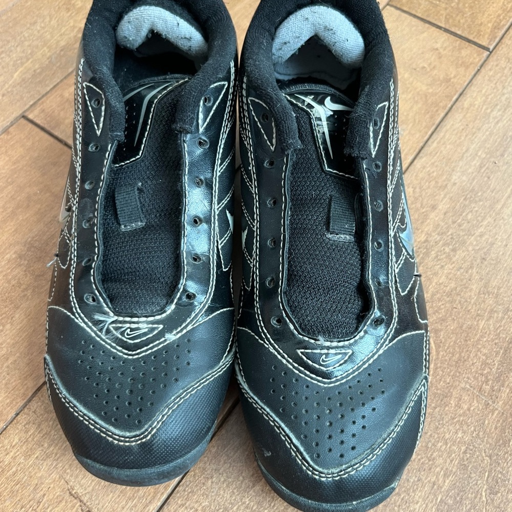 Youth softball cleats without laces